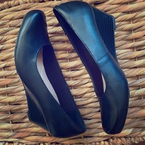 flores petra wedge pump